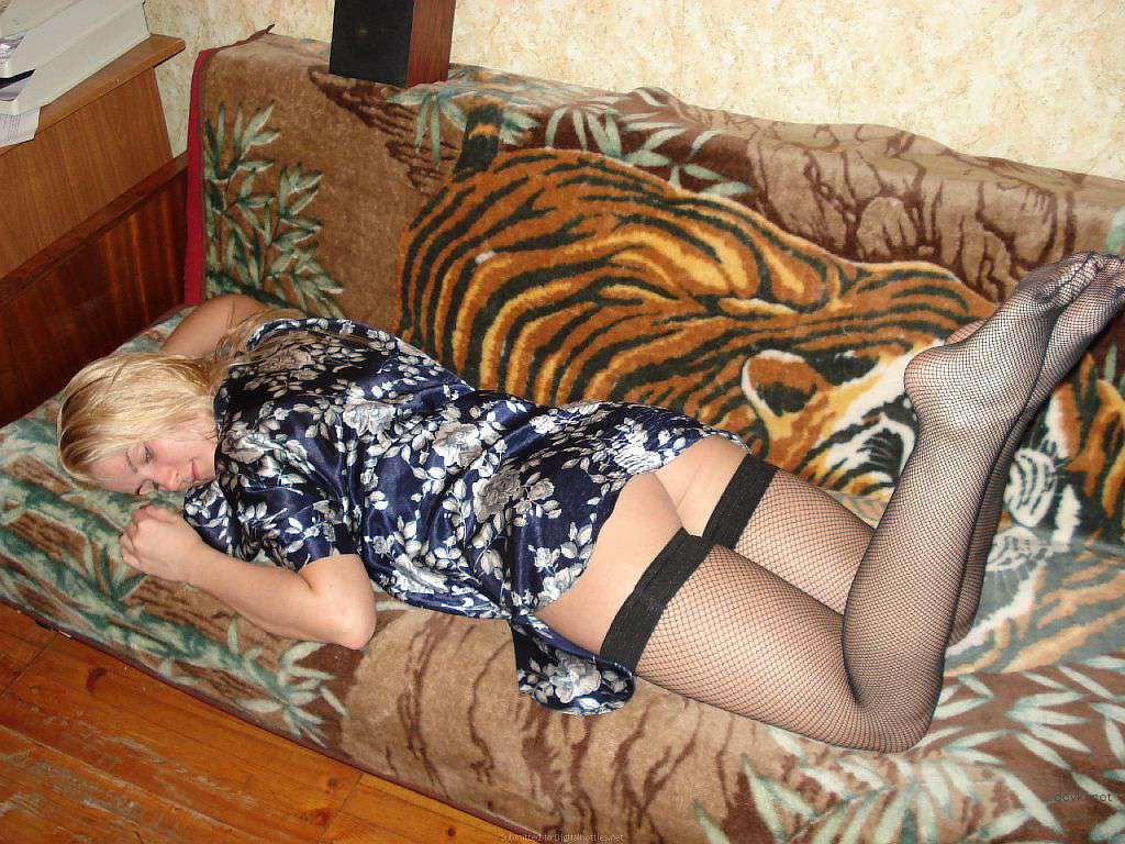 Amateur Blonde Babe: Explicit Photoshoot with Sexy Blondie
