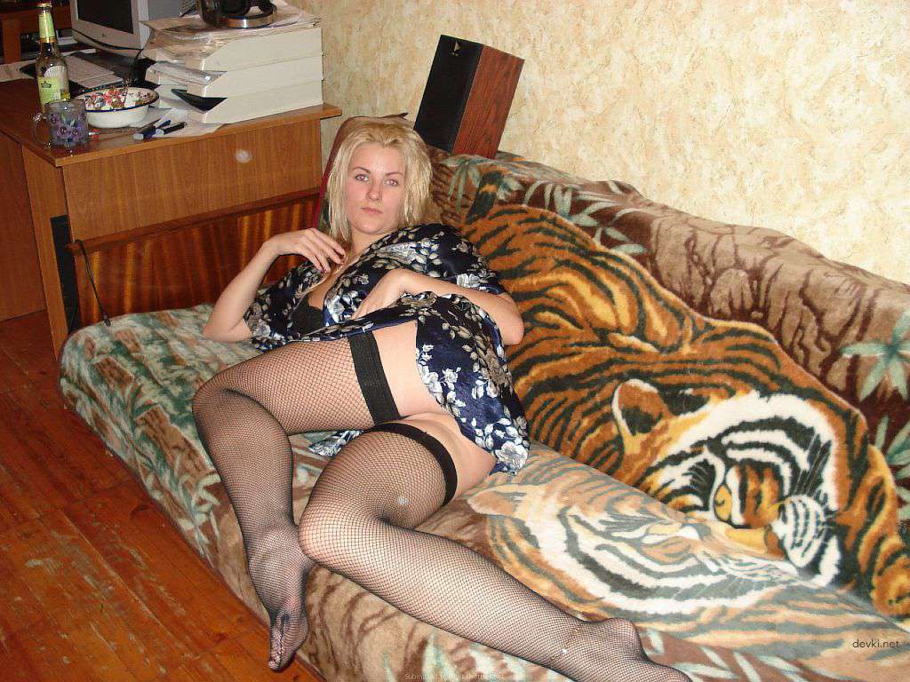 Amateur Blonde Babe: Explicit Photoshoot with Sexy Blondie