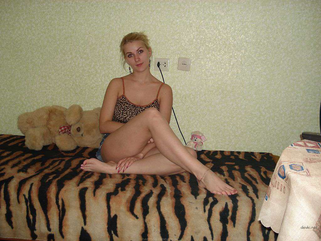 Amateur Blonde Babe: Explicit Photoshoot with Sexy Blondie