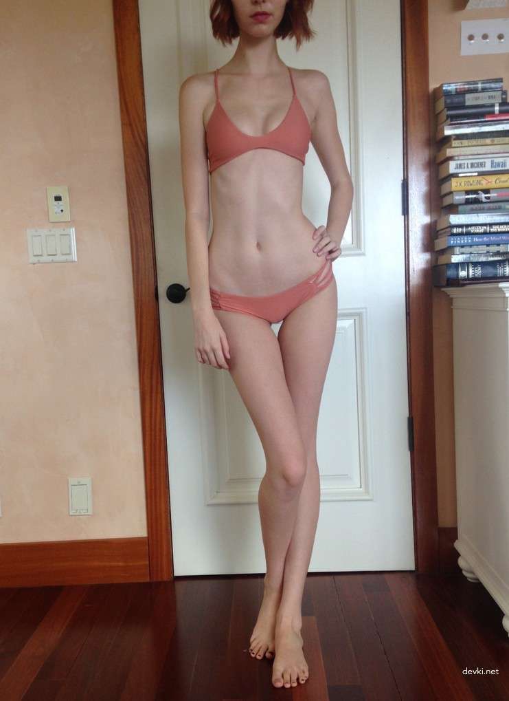Fiery redhead babe flaunts her pussy - Explicit redhead girl shows off her pussy in sexy photo.