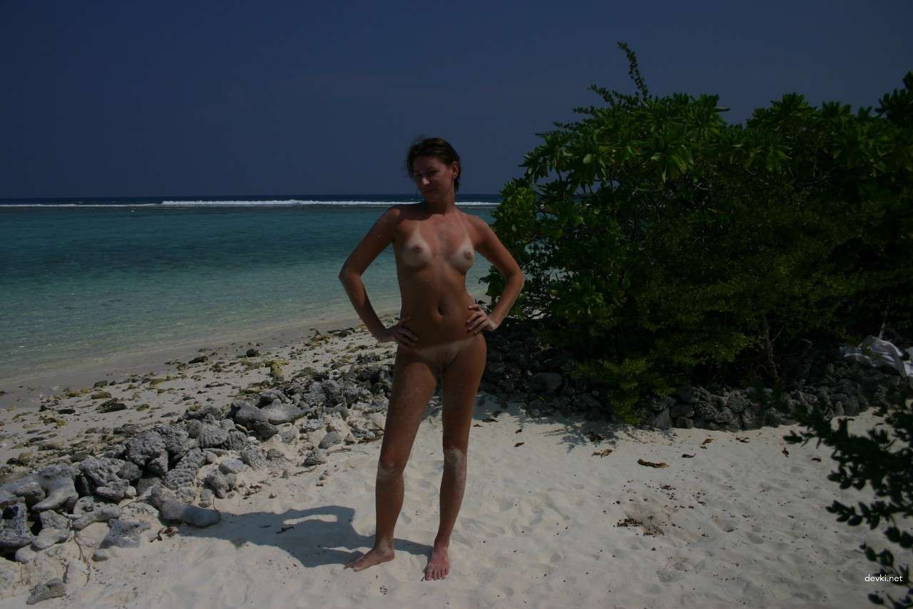 Explicit Nude Woman Photo from Vacation: Sensual Beach Bliss