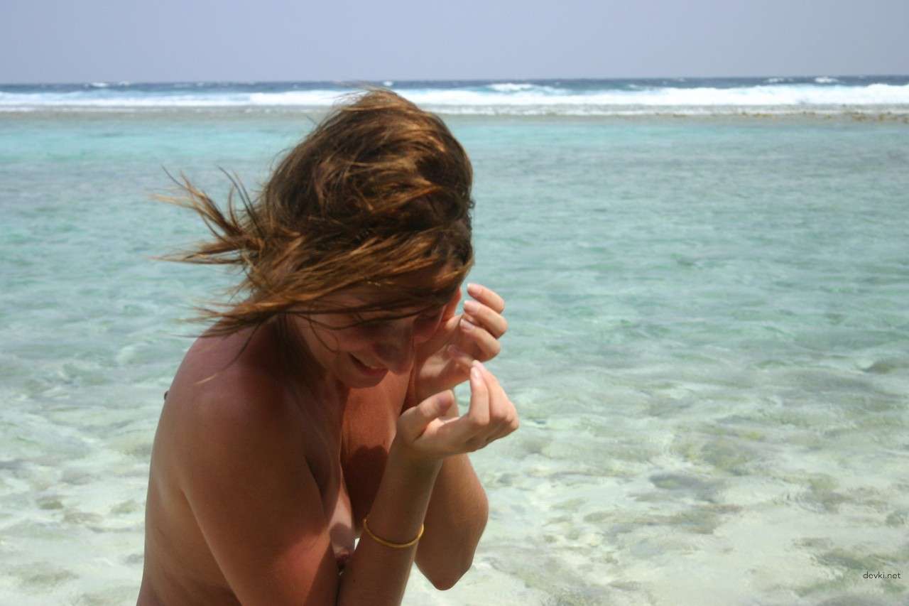 Explicit Nude Woman Photo from Vacation: Sensual Beach Bliss