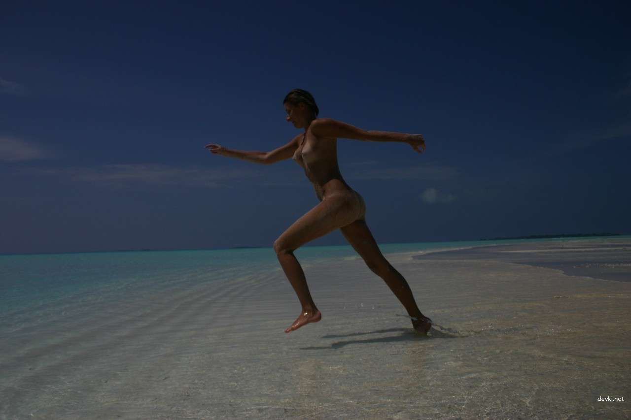 Explicit Nude Woman Photo from Vacation: Sensual Beach Bliss