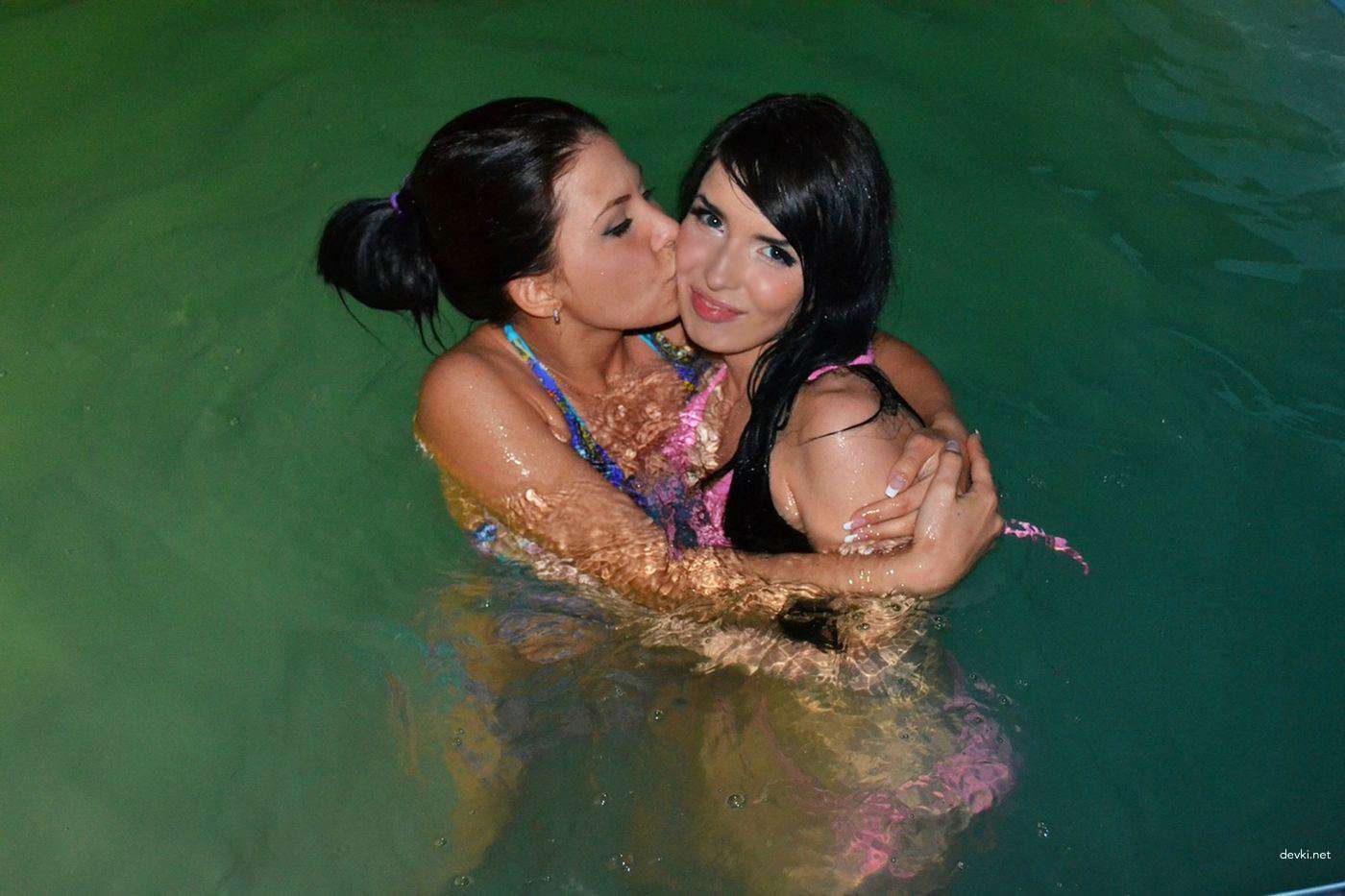 Seductive girl flaunting her pussy - Explicit XXX photos