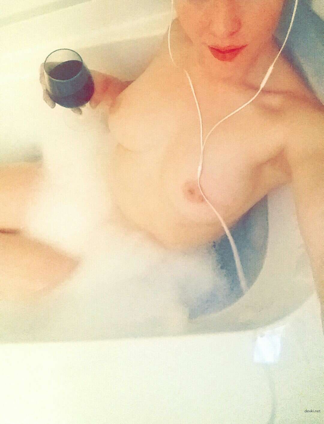 Amateur Girl's XXX Photoshoot with Explicit Content and Nudity