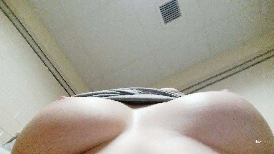 Amateur Girl's XXX Photoshoot with Explicit Content and Nudity