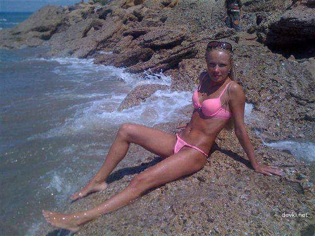 Slender Blonde Babe at the Beach: Hot Bikini Body on Display