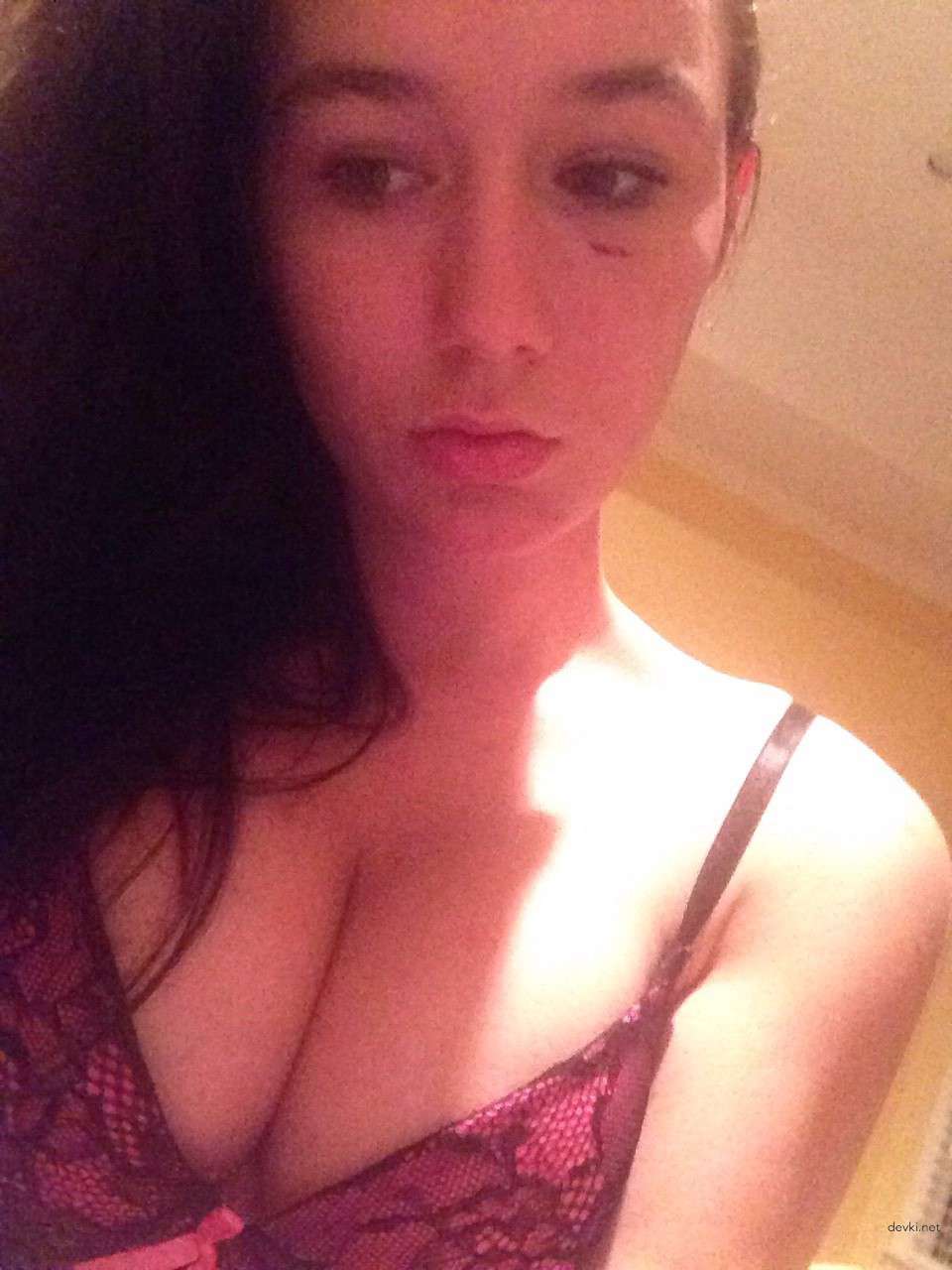 Hot Girl Selfie: Stunning Babe's Seductive Pose Will Leave You Speechless!