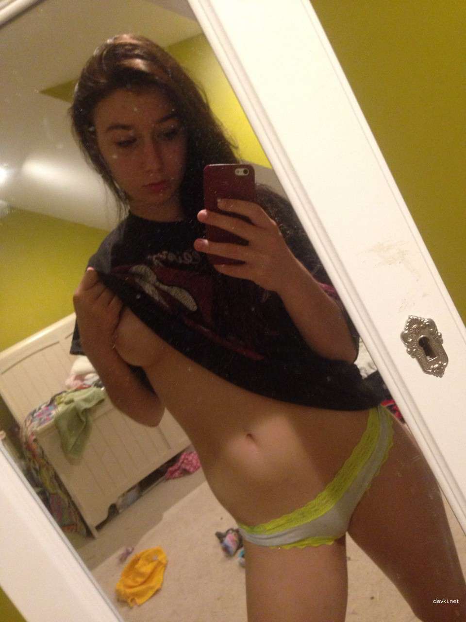 Hot Girl Selfie: Stunning Babe's Seductive Pose Will Leave You Speechless!