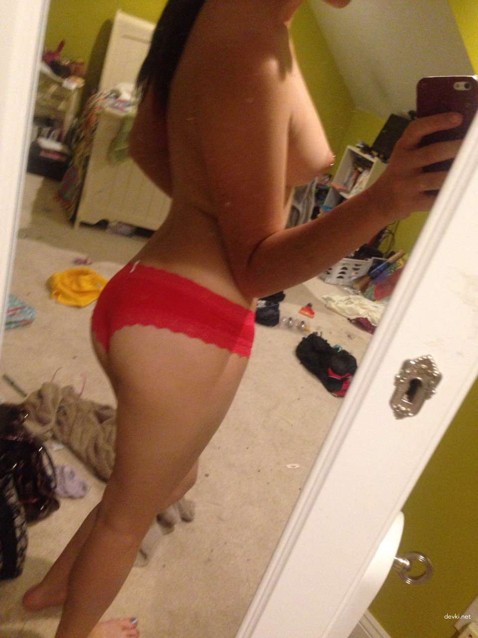 Hot Girl Selfie: Stunning Babe's Seductive Pose Will Leave You Speechless!