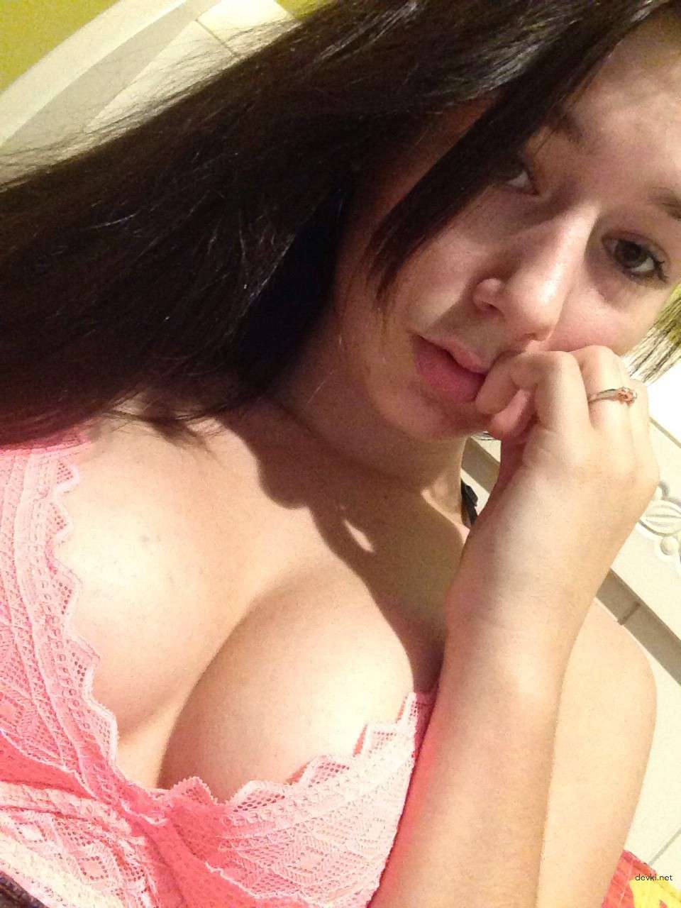 Hot Girl Selfie: Stunning Babe's Seductive Pose Will Leave You Speechless!