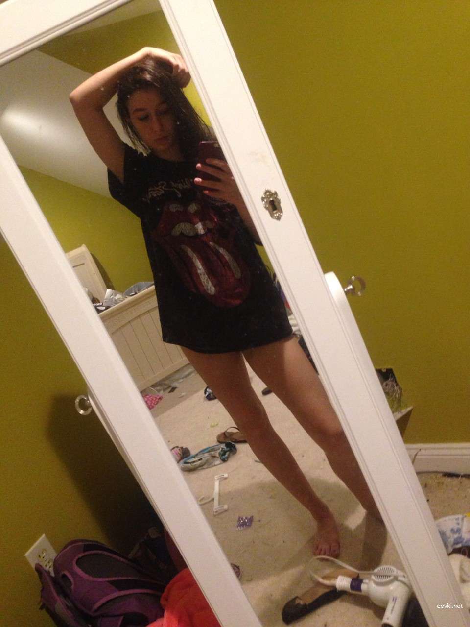 Hot Girl Selfie: Stunning Babe's Seductive Pose Will Leave You Speechless!