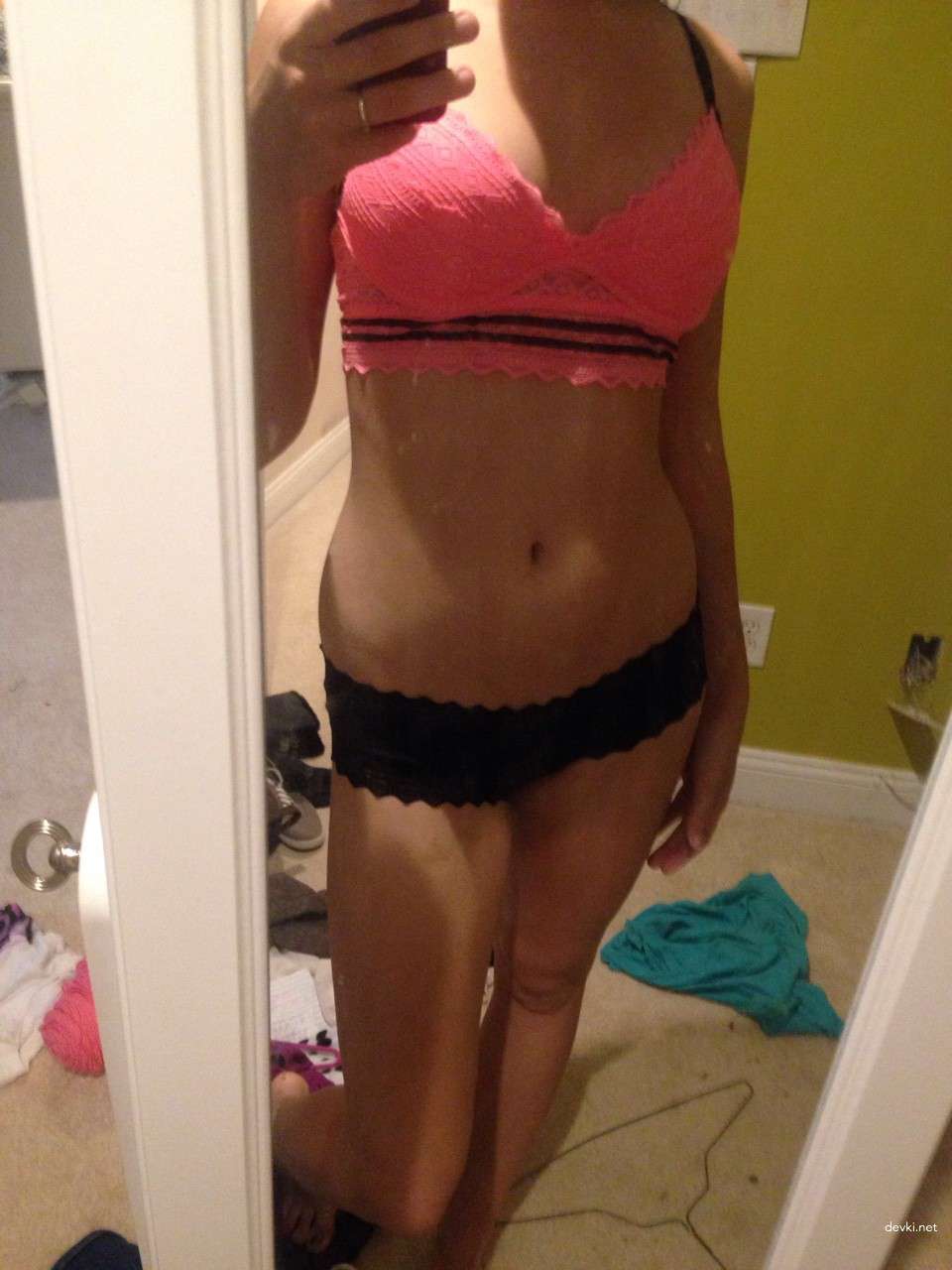 Hot Girl Selfie: Stunning Babe's Seductive Pose Will Leave You Speechless!