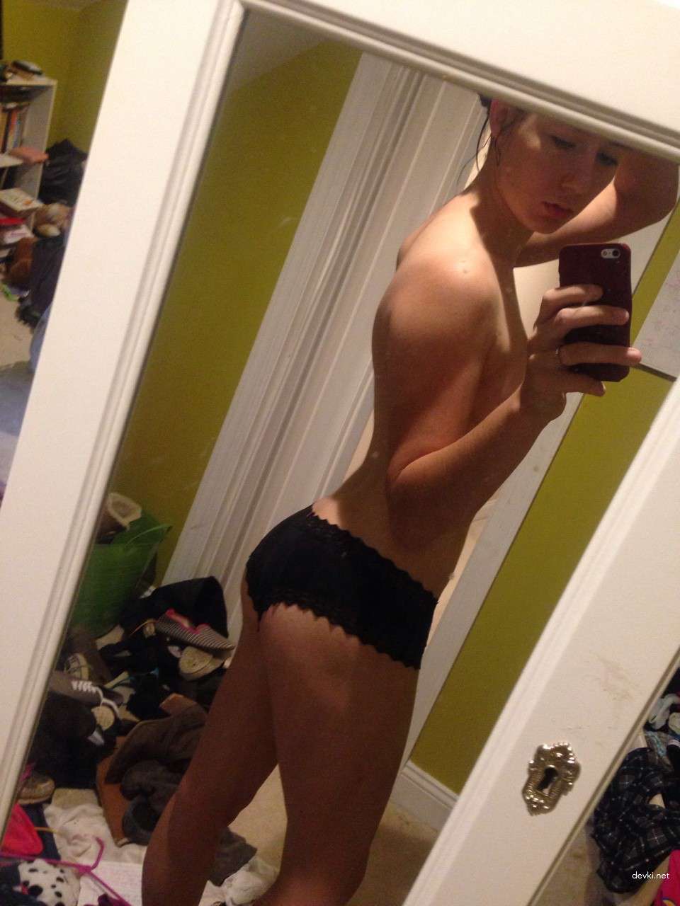 Hot Girl Selfie: Stunning Babe's Seductive Pose Will Leave You Speechless!