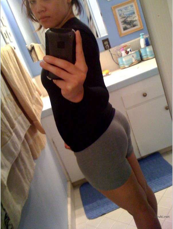 Seductive Girls' Juicy Butts: Tempting and Explicit Bootylicious Photos