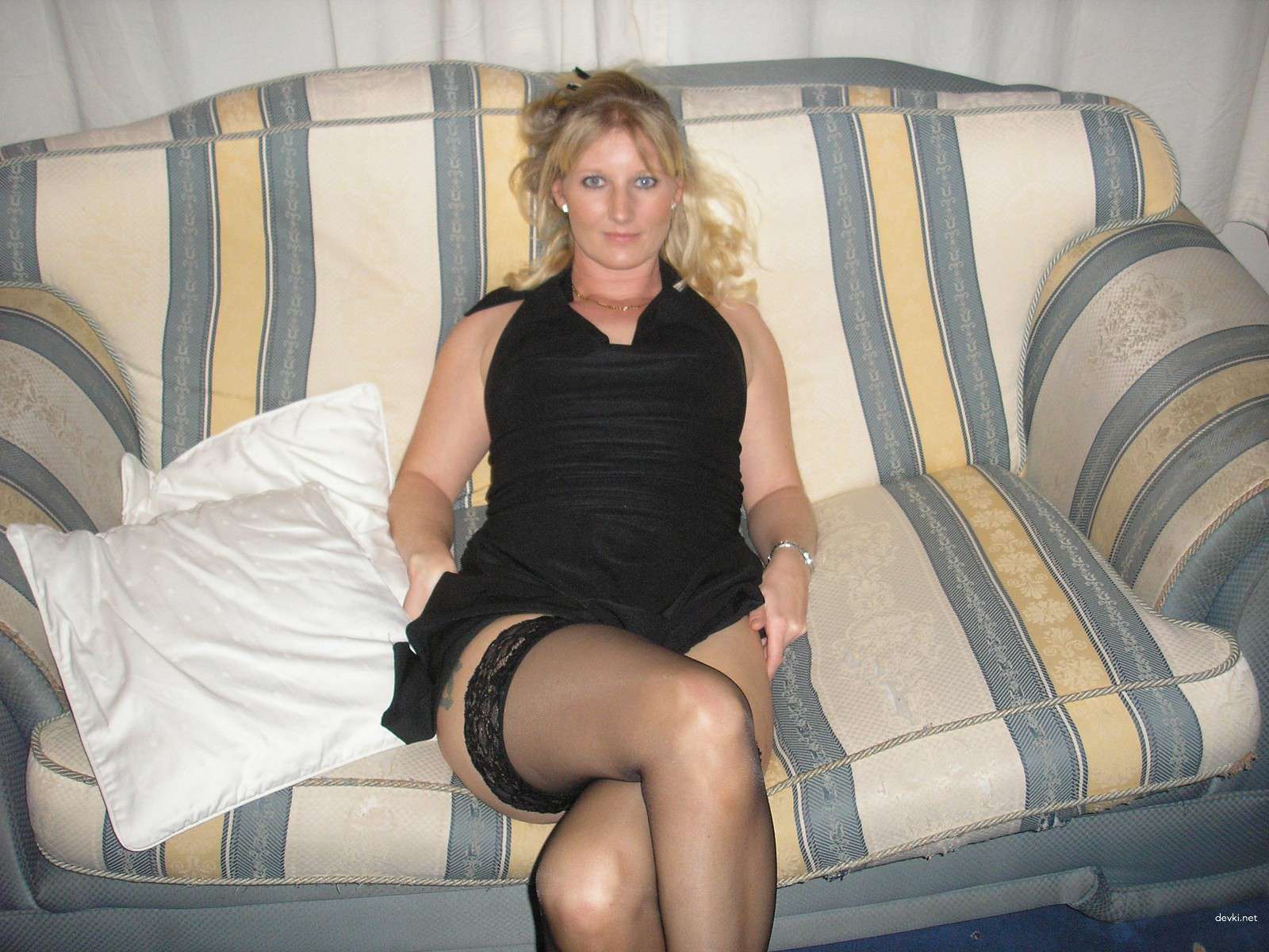 Mature MILF Fucks Her Pussy - Explicit Solo Porn Photo