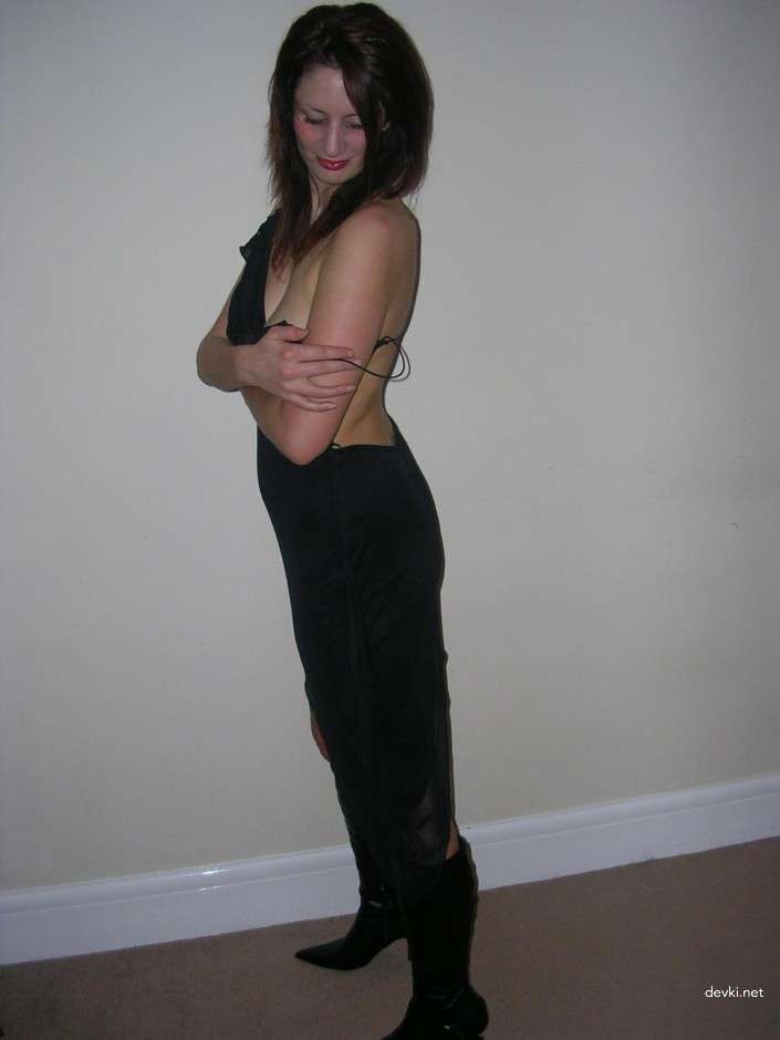 Amateur Woman's Explicit Home Photoshoot - XXX Naughty Pics