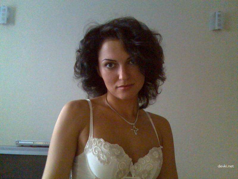 Amateur Photo of Sexy Woman: Sultry Pose and Seductive Look!