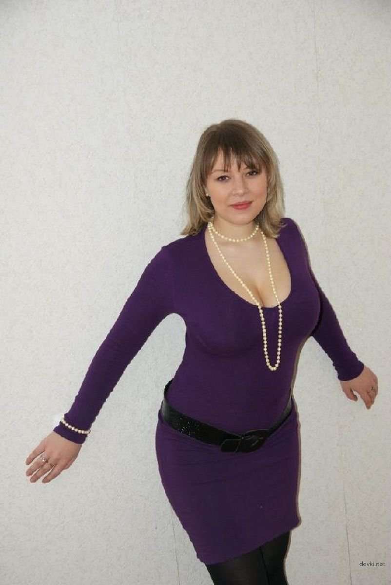 Voluptuous Busty Girl on Couch: Explicit Curves and Seductive Pose