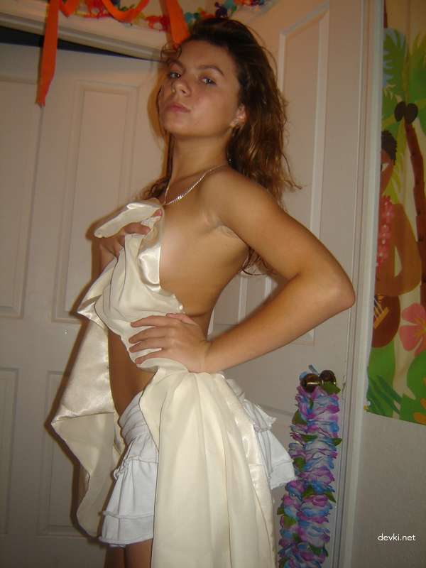 Sensual Brunette's Erotic Display: Seductive and Steamy Photoshoot