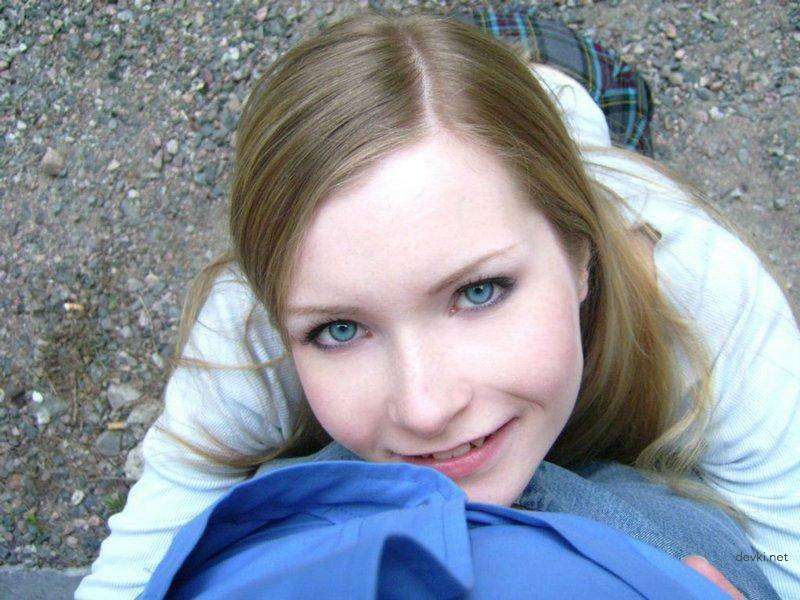 Blue-eyed beauty gives intense blowjob