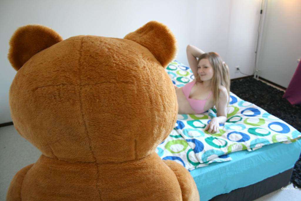 Blue-eyed beauty gives intense blowjob