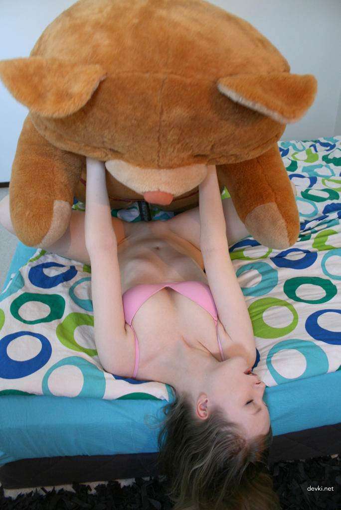 Blue-eyed beauty gives intense blowjob