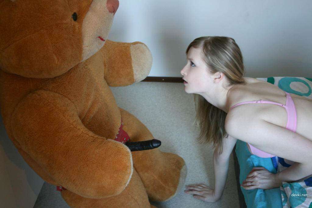 Blue-eyed beauty gives intense blowjob