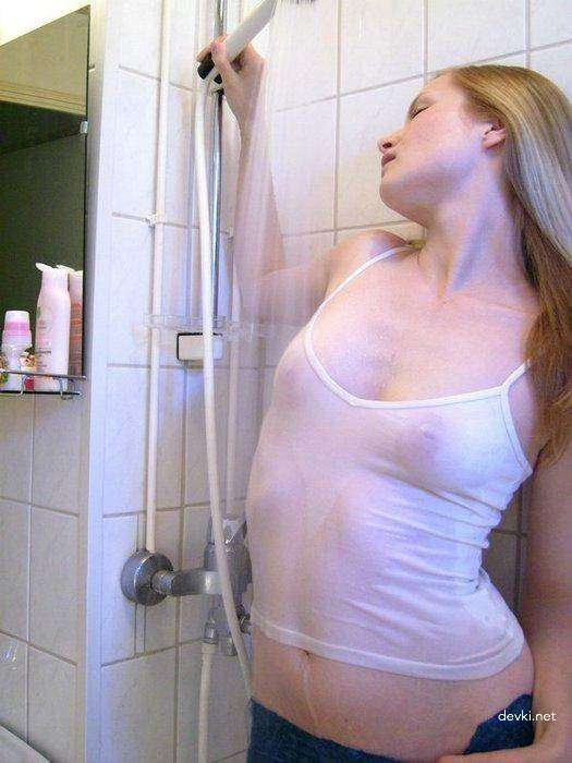 Blue-eyed beauty gives intense blowjob