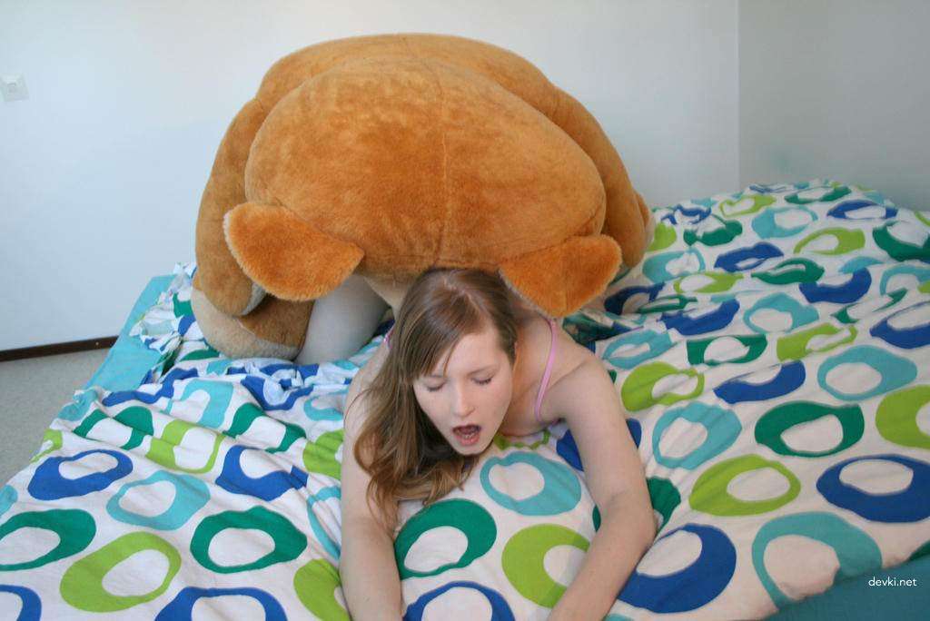 Blue-eyed beauty gives intense blowjob