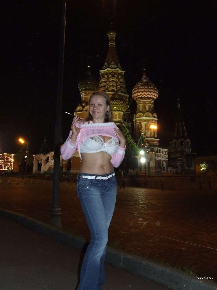 Big Boobs Babe Poses Naked - Busty Girl Shows Off Huge Tits in Explicit Photo