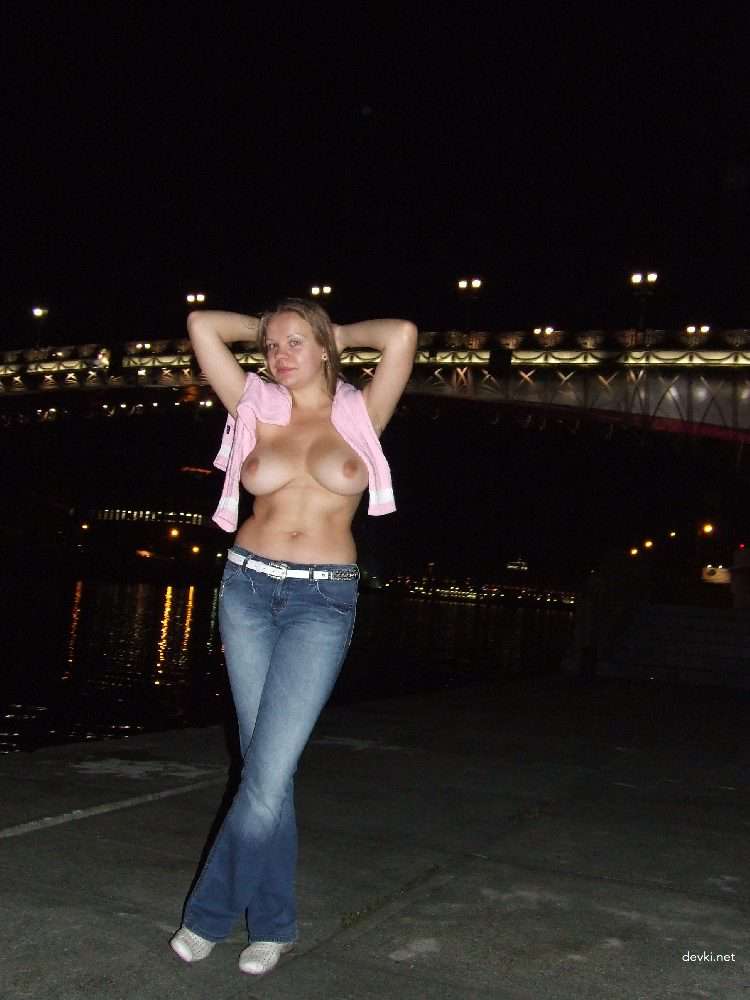 Big Boobs Babe Poses Naked - Busty Girl Shows Off Huge Tits in Explicit Photo