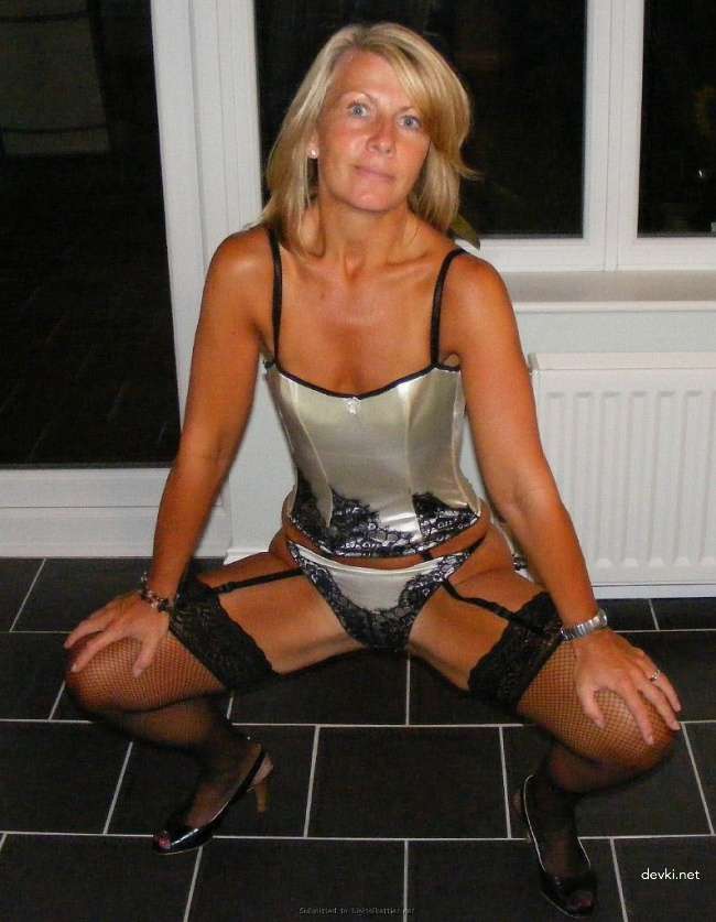 Hot Mature Women: Seductive and Confident Ladies in Lingerie