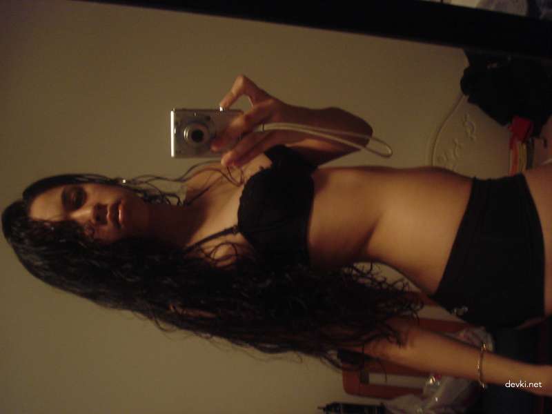 Naked Curly Haired Mulatto Babe Exposed in Provocative Photo Shoot