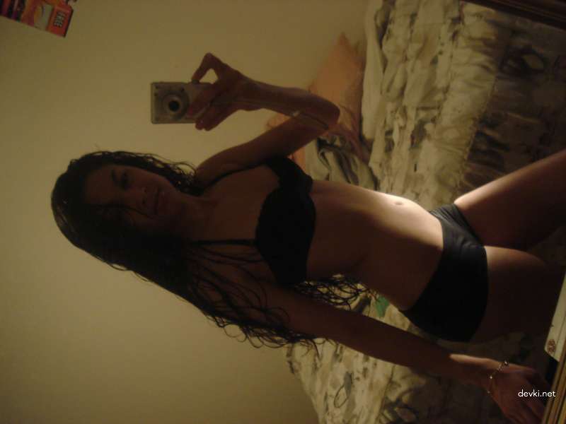 Naked Curly Haired Mulatto Babe Exposed in Provocative Photo Shoot