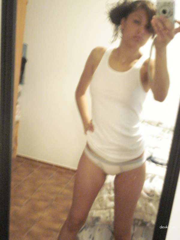 Naked Curly Haired Mulatto Babe Exposed in Provocative Photo Shoot