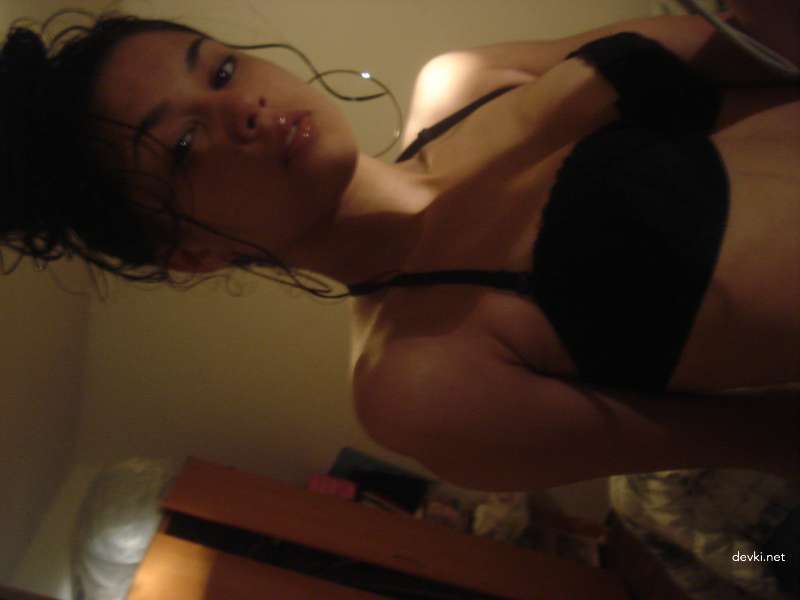 Naked Curly Haired Mulatto Babe Exposed in Provocative Photo Shoot