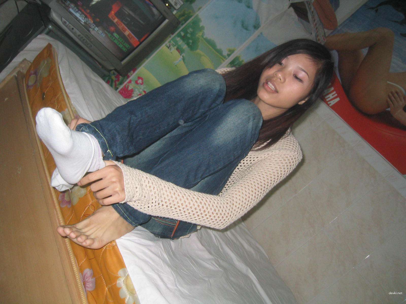 Skinny Asian babe deepthroats big cock