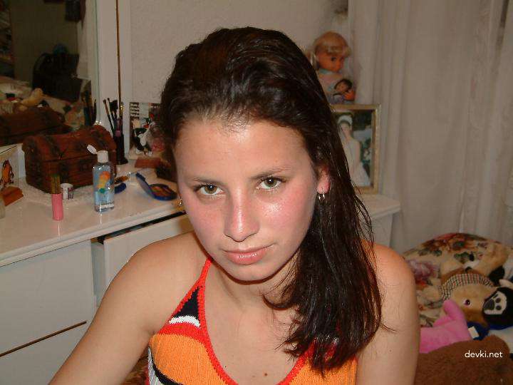 Amateur Photos of Cute Girl - Explicit Selfies and Seductive Poses