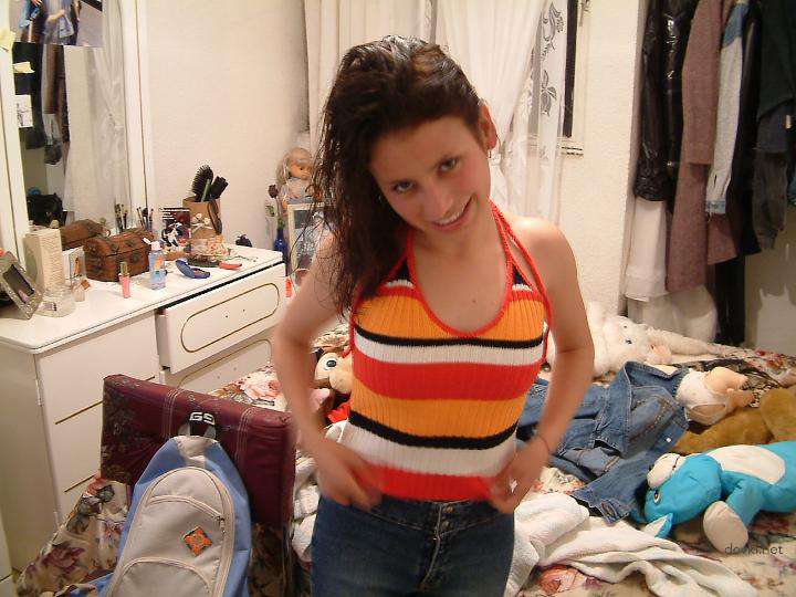 Amateur Photos of Cute Girl - Explicit Selfies and Seductive Poses