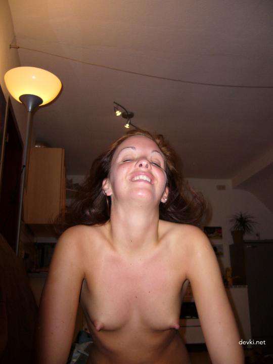 Amateur Photos of Cute Girl - Explicit Selfies and Seductive Poses