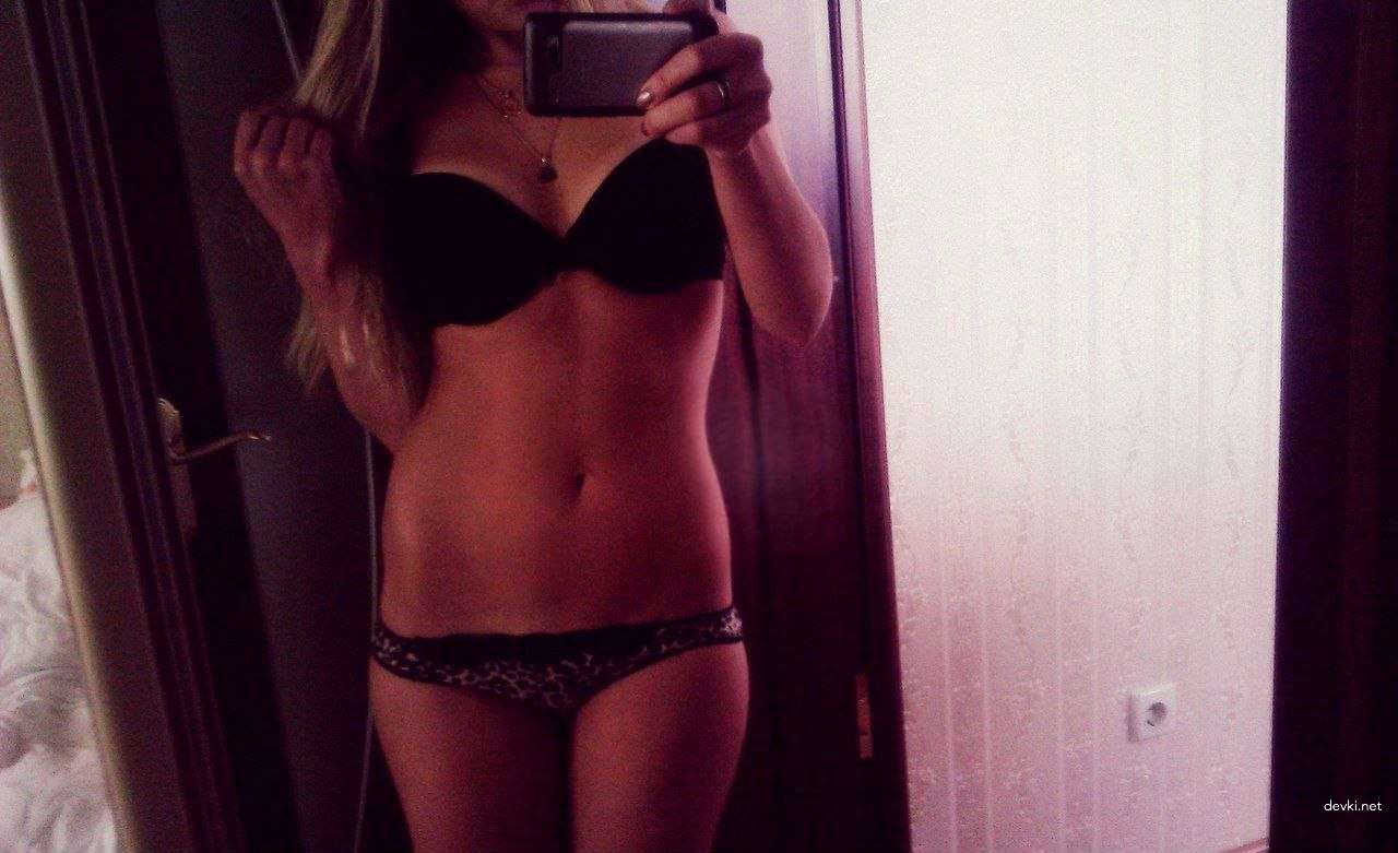 Sensual Beauty: Hot Babe in Light Erotic Pose