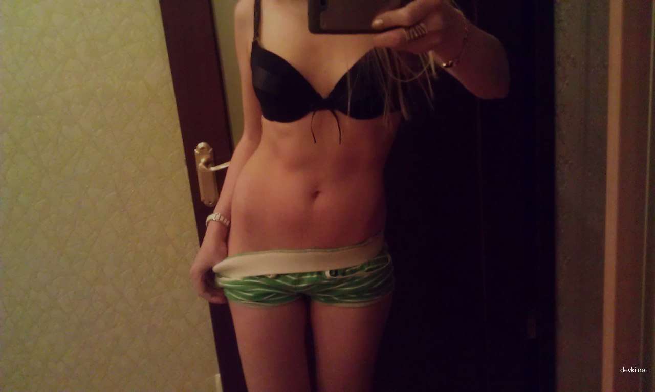 Sensual Beauty: Hot Babe in Light Erotic Pose