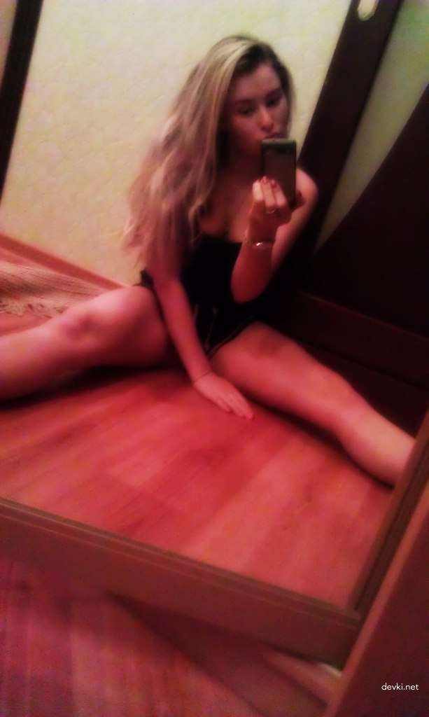 Sensual Beauty: Hot Babe in Light Erotic Pose