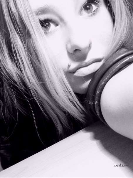 Sensual Beauty: Hot Babe in Light Erotic Pose