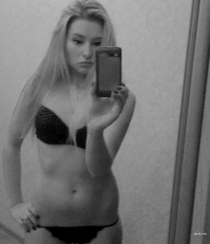 Sensual Beauty: Hot Babe in Light Erotic Pose