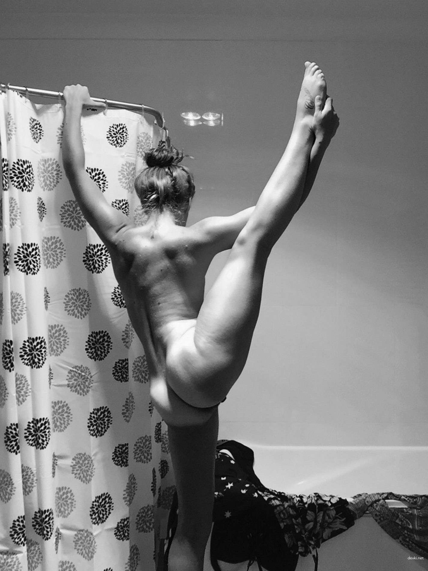 Private Nude Selfie of Brunette - Explicit XXX Photo Leak