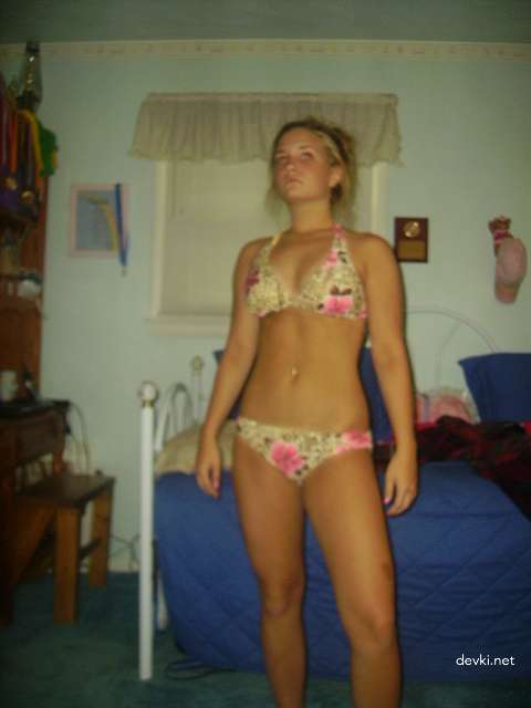 Attractive Girl Poses Nude: Explicit Photo Shoot with Naked Young Woman