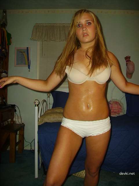 Attractive Girl Poses Nude: Explicit Photo Shoot with Naked Young Woman