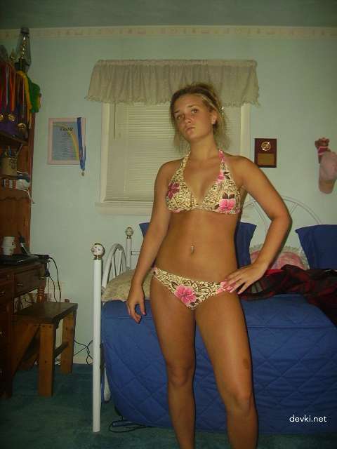 Attractive Girl Poses Nude: Explicit Photo Shoot with Naked Young Woman